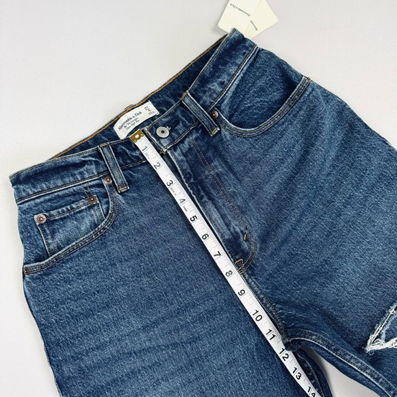 A&F Curve Love 90s Straight Ultra High Rise Dark Wash Ripped Jeans - Picture 6 of 13